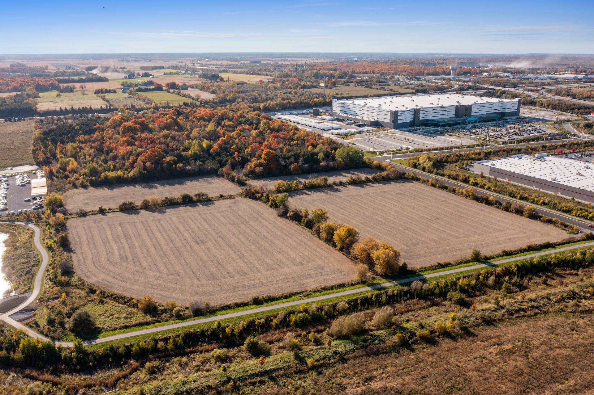 Large building with a large courtyard selling land